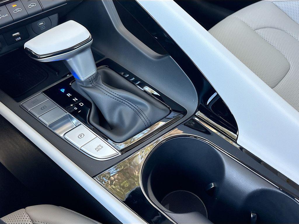 2025 Hyundai Elantra Limited - Photo 18