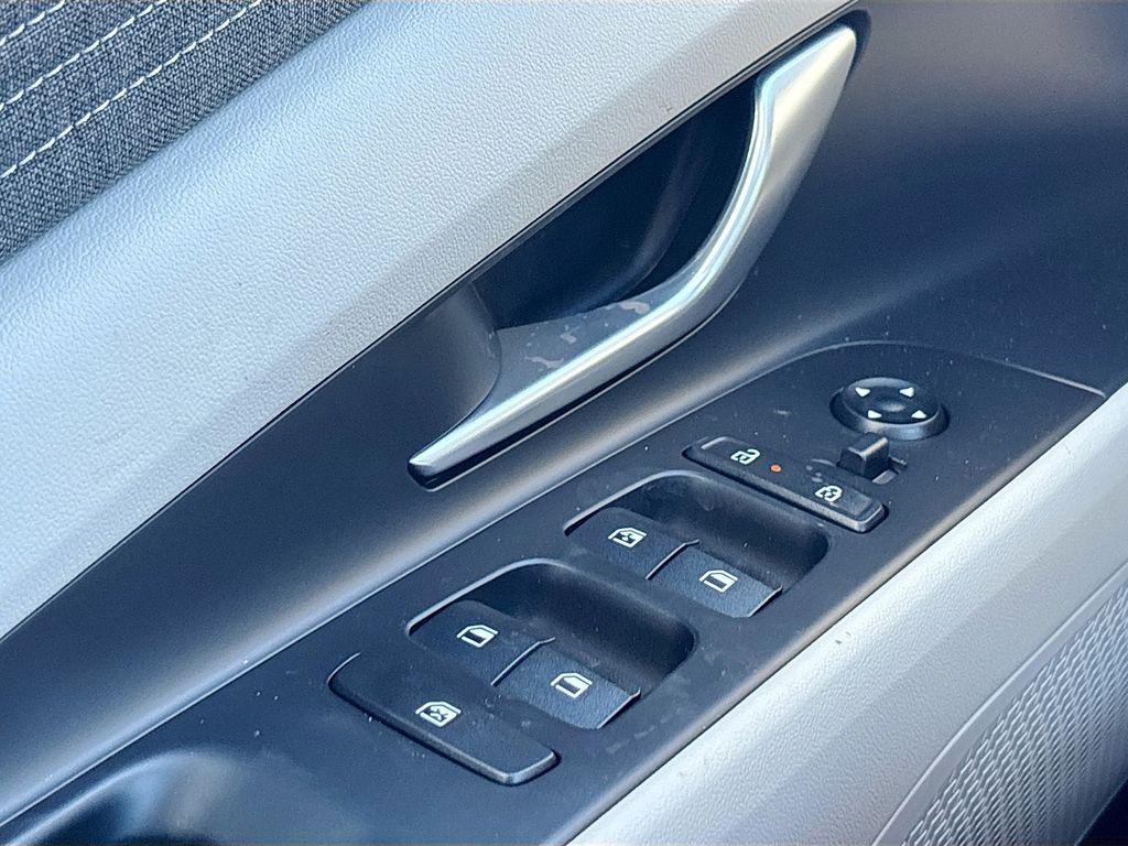 2025 Hyundai Elantra Limited - Photo 19