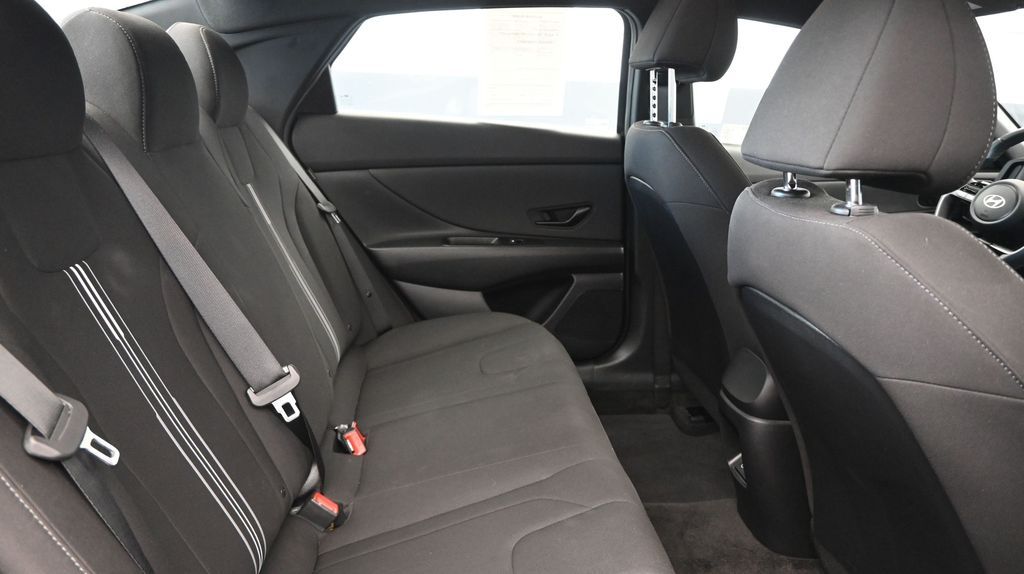 2025 Hyundai Elantra SEL - Photo 13