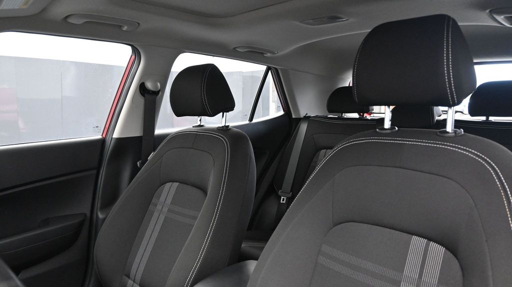 2025 Hyundai Venue SEL - Photo 25