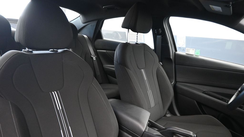 2025 Hyundai Elantra SEL - Photo 11