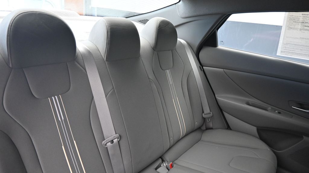 2025 Hyundai Elantra SEL - Photo 14
