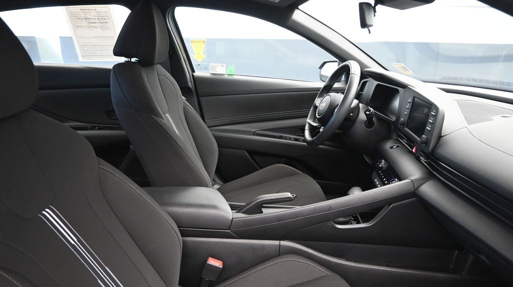2025 Hyundai Elantra SEL - Photo 11