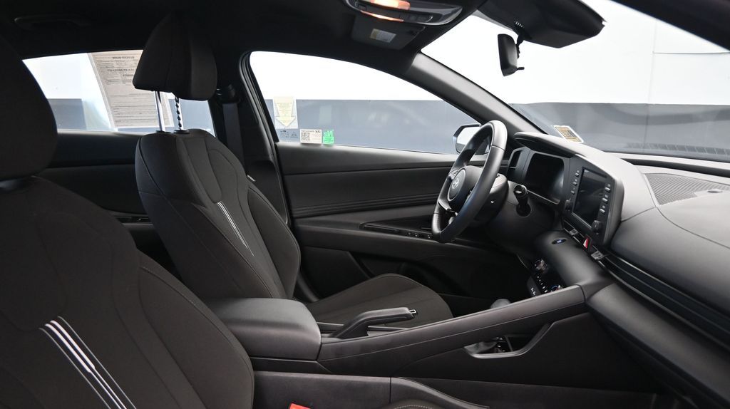 2025 Hyundai Elantra SEL - Photo 10