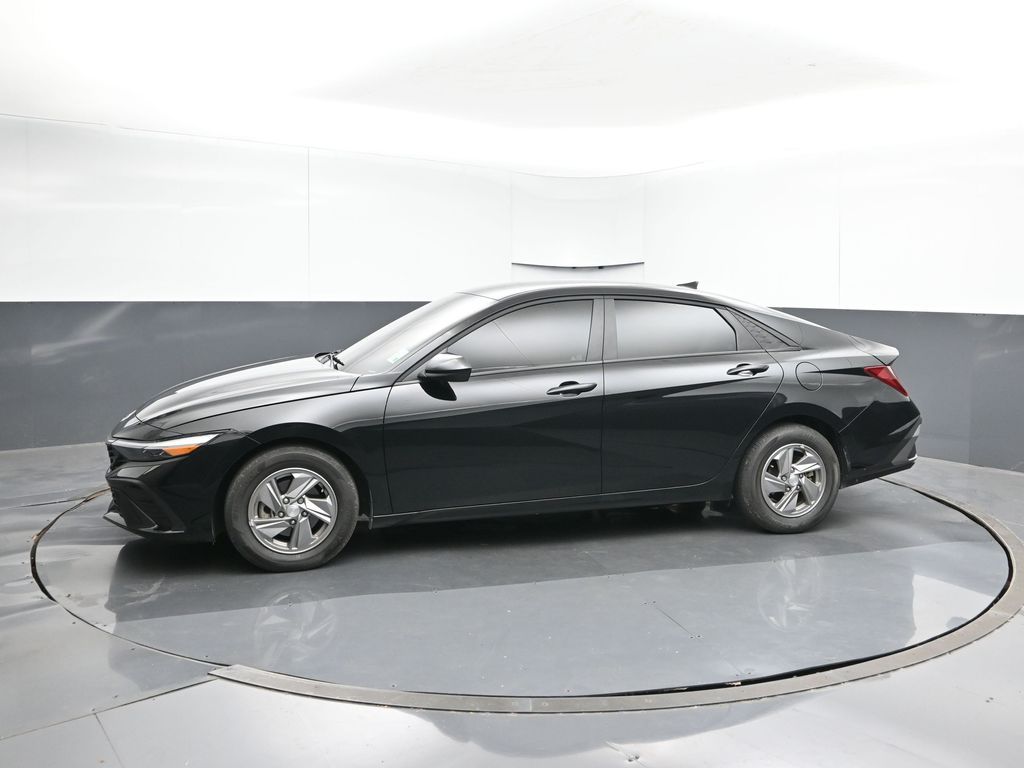 2025 Hyundai Elantra SE photo 2