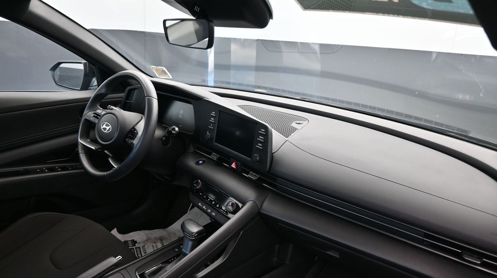 2025 Hyundai Elantra SEL - Photo 12