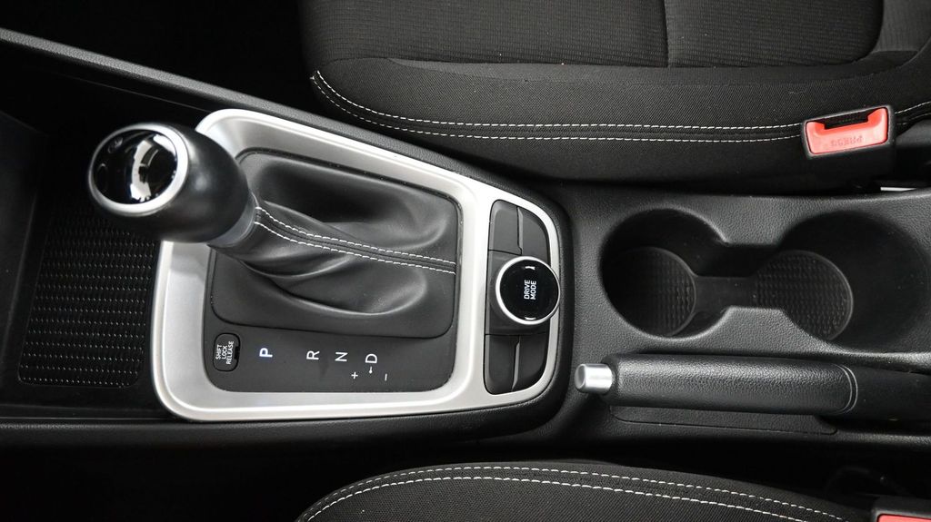 2025 Hyundai Venue SEL - Photo 34