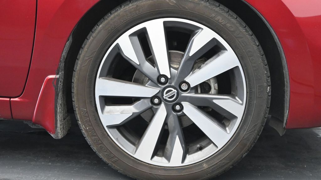 2020 Nissan Versa Sedan SR - Photo 9
