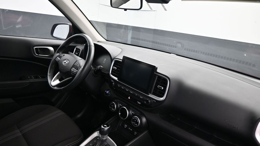2025 Hyundai Venue SEL - Photo 13