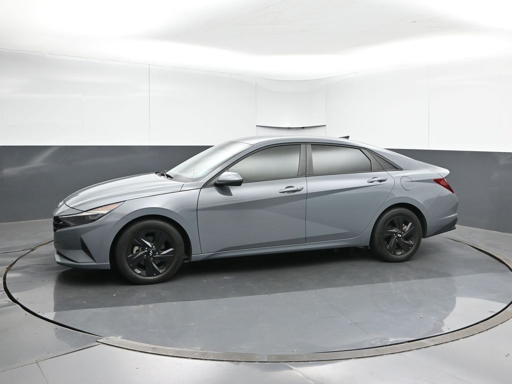 2022 Hyundai Elantra SEL photo 2
