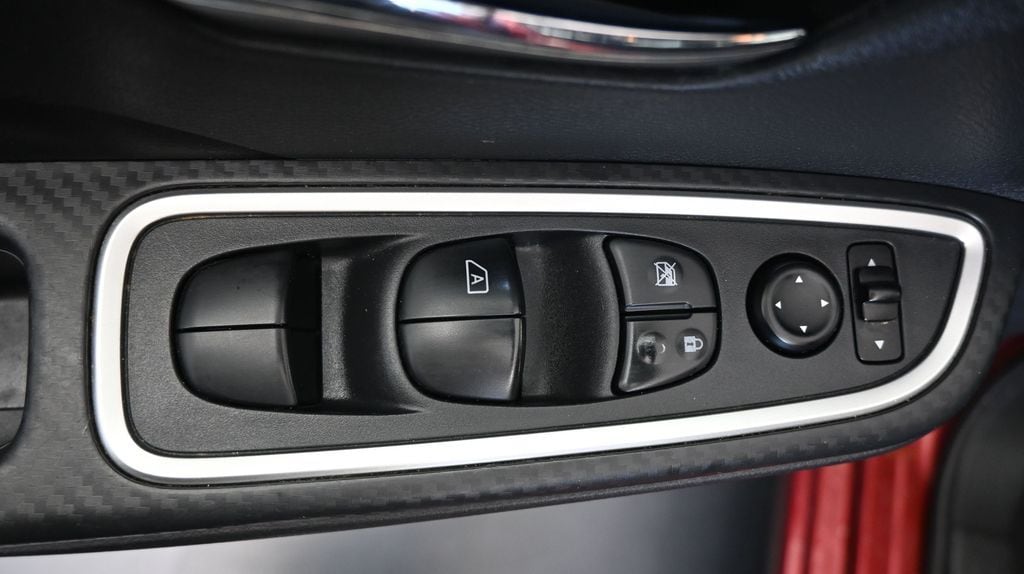 2020 Nissan Versa Sedan SR - Photo 22