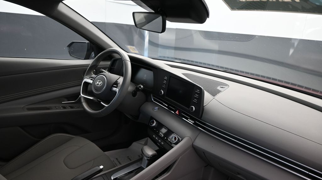 2025 Hyundai Elantra SEL - Photo 12