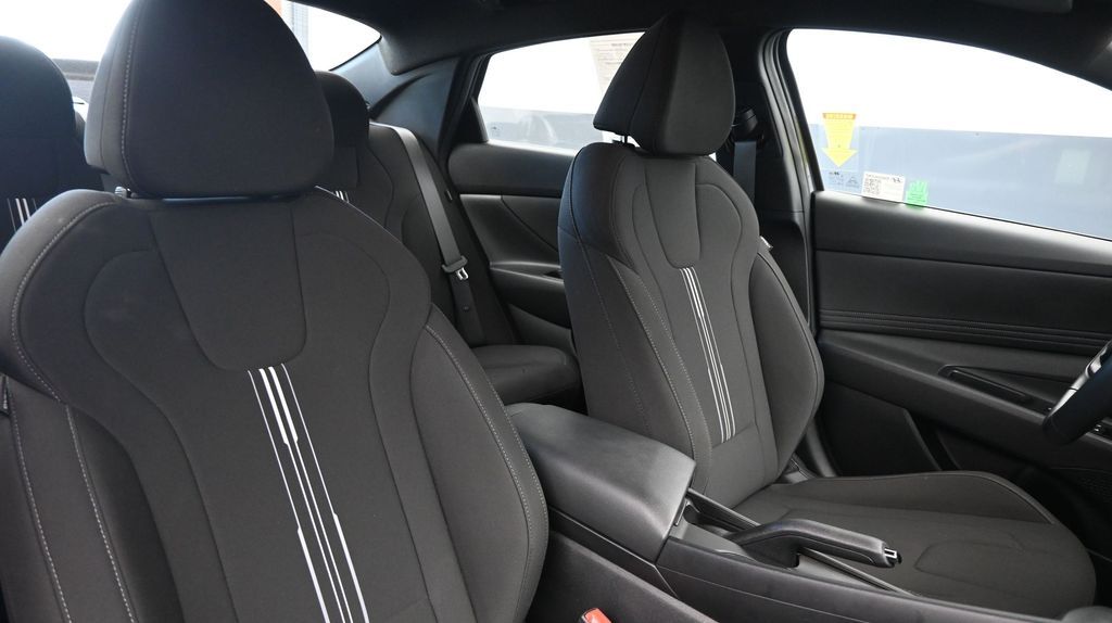 2025 Hyundai Elantra SEL - Photo 12