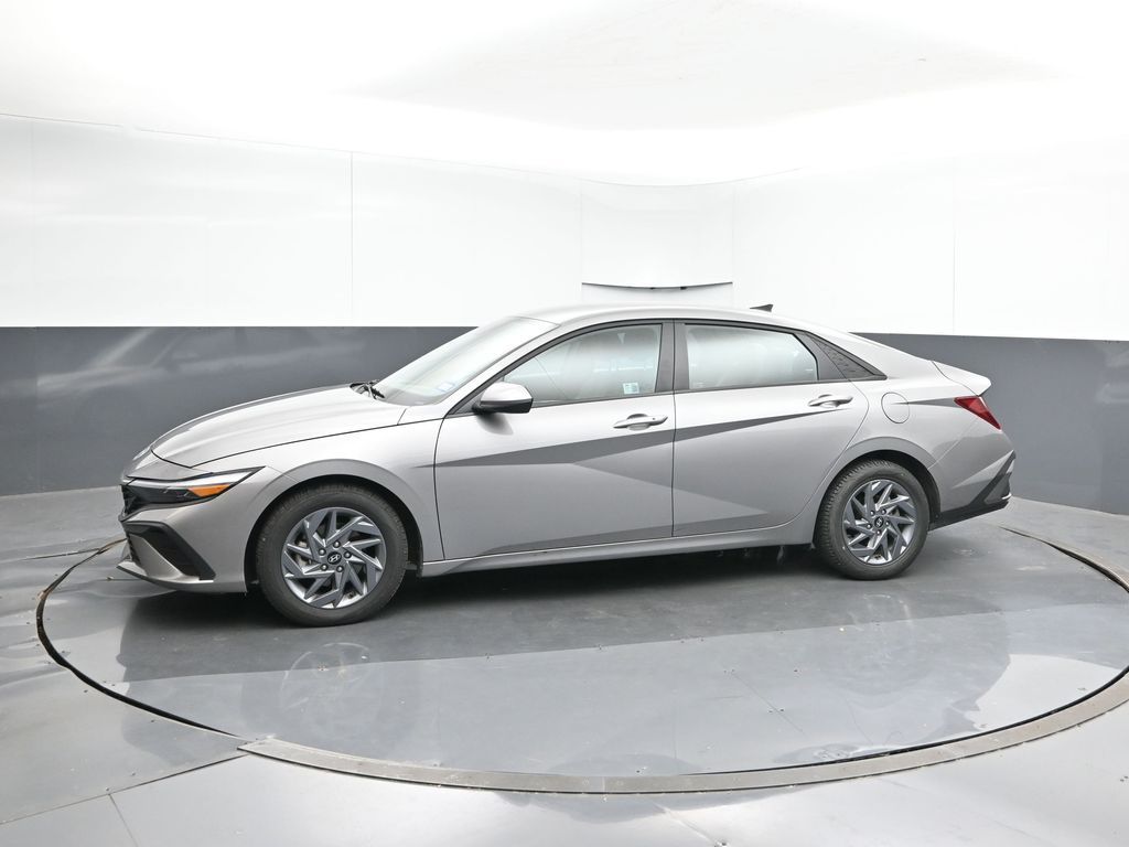 2024 Hyundai Elantra SEL photo 2