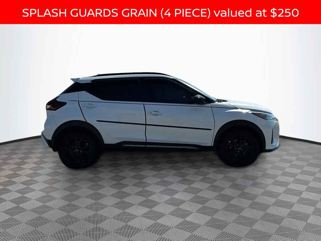 2024 Nissan Kicks SR photo 3