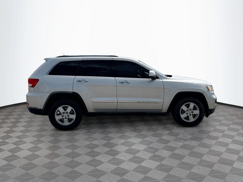 2011 Jeep Grand Cherokee Laredo photo 3