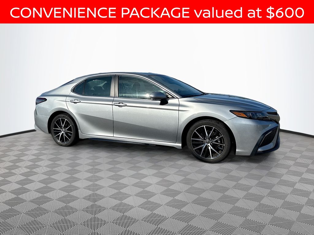 2022 Toyota Camry SE photo 3