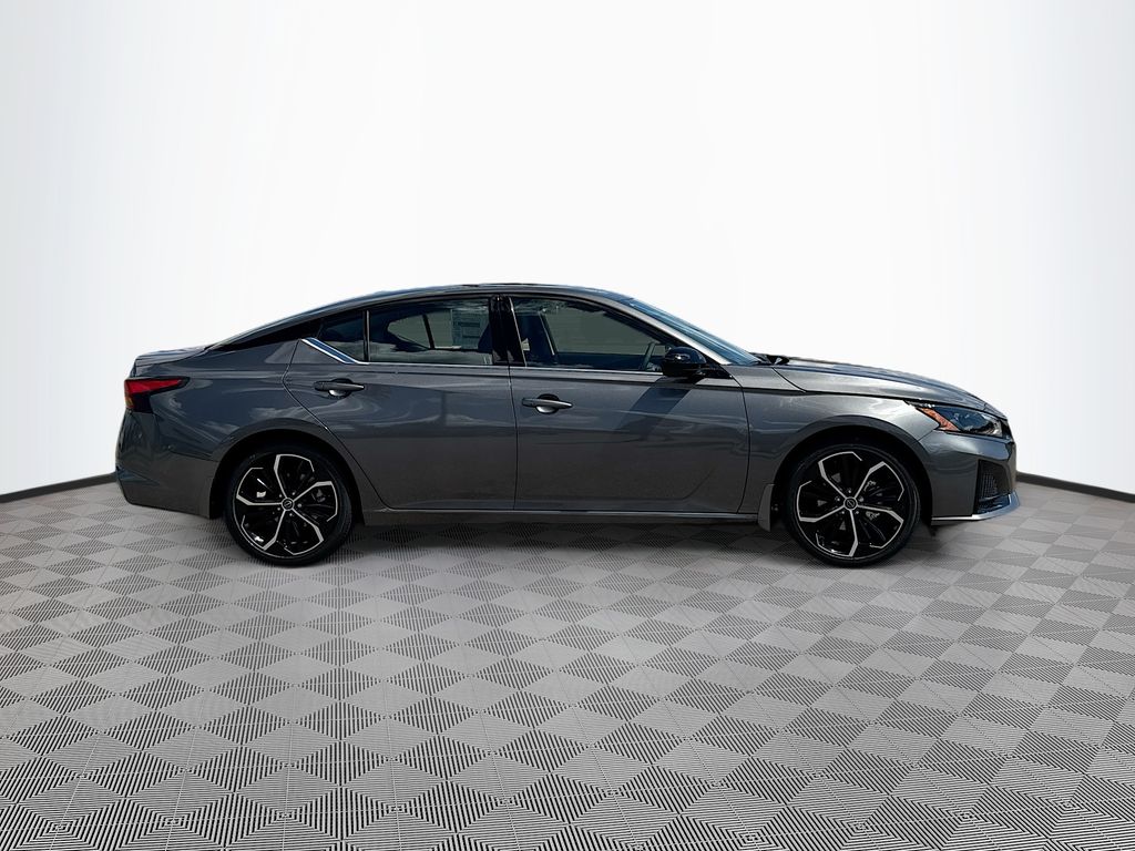 2025 Nissan Altima SR photo 3