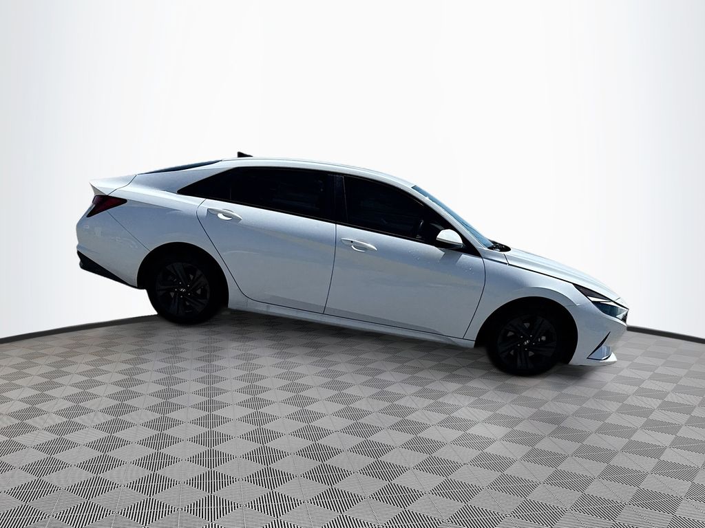 2021 Hyundai Elantra SEL photo 3