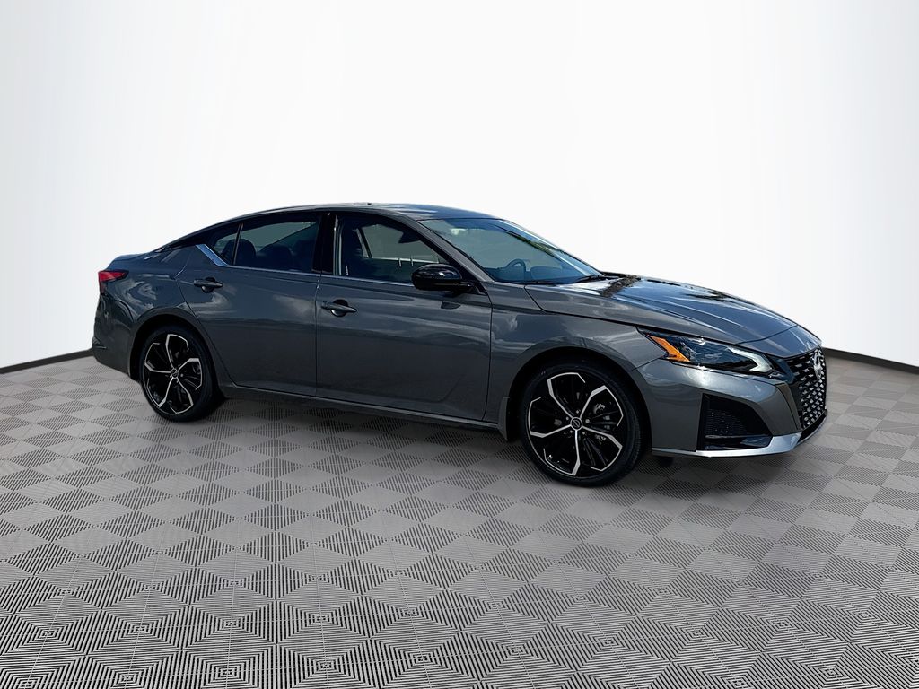 2025 Nissan Altima SR photo 2