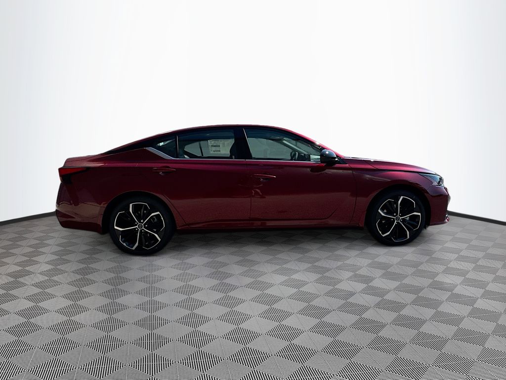 2025 Nissan Altima SR photo 4