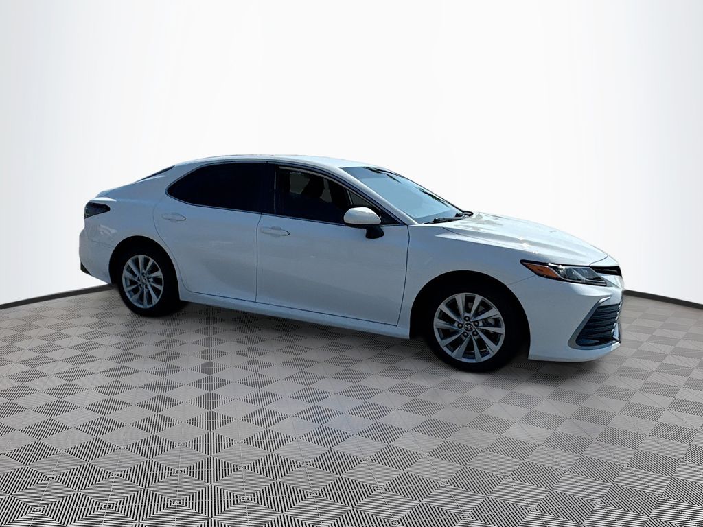 2022 Toyota Camry LE photo 3