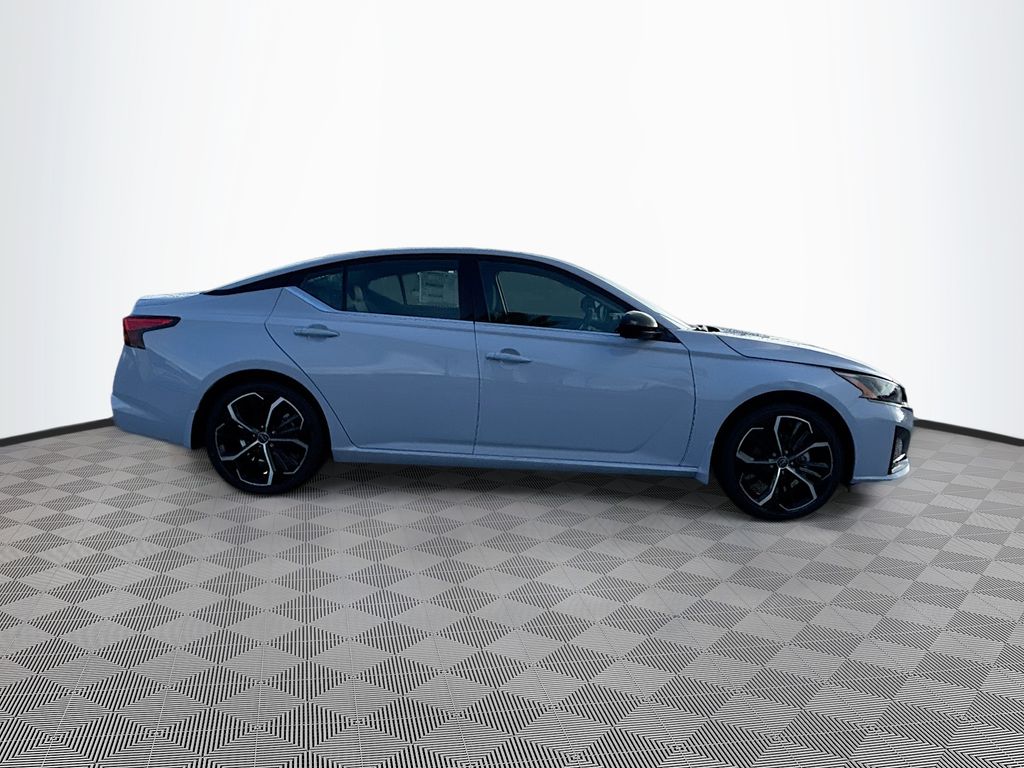 2025 Nissan Altima SR photo 3