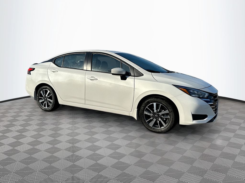 2025 Nissan Versa 1.6 SV photo 2