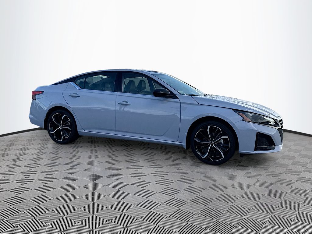 2025 Nissan Altima SR photo 2