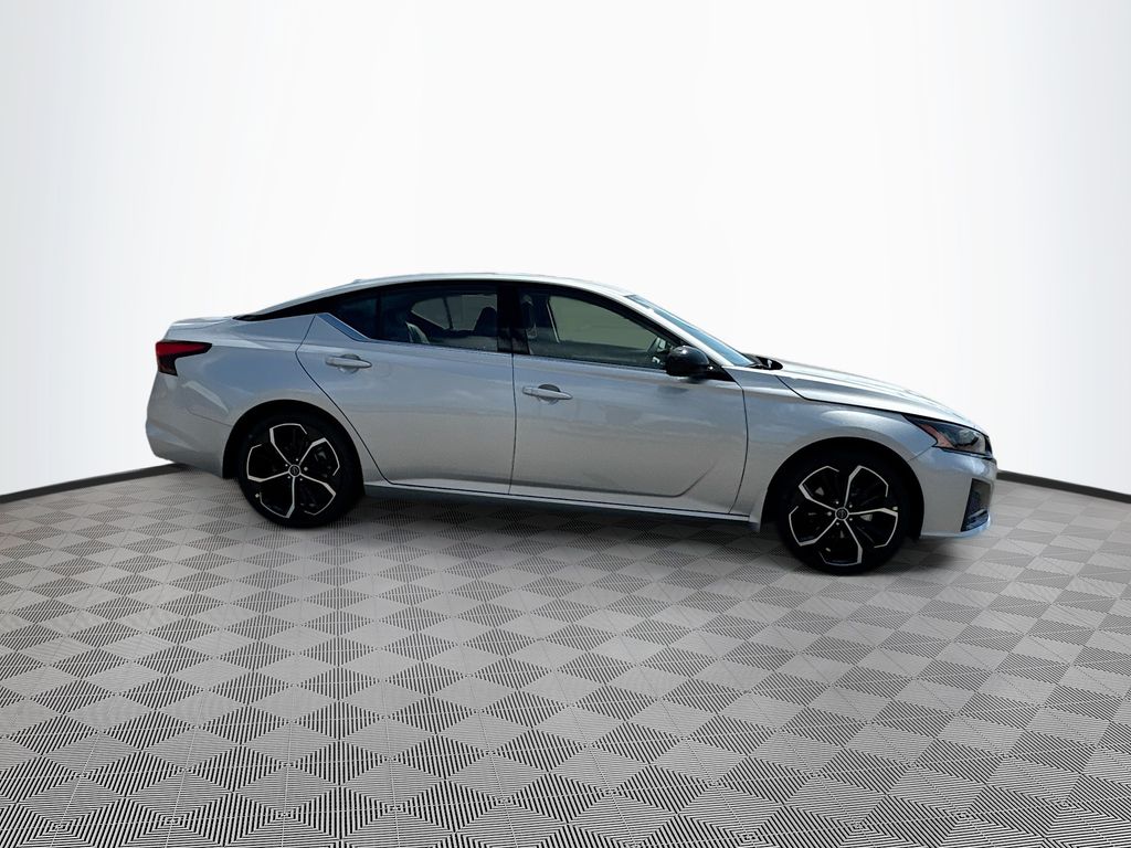 2025 Nissan Altima SR photo 3