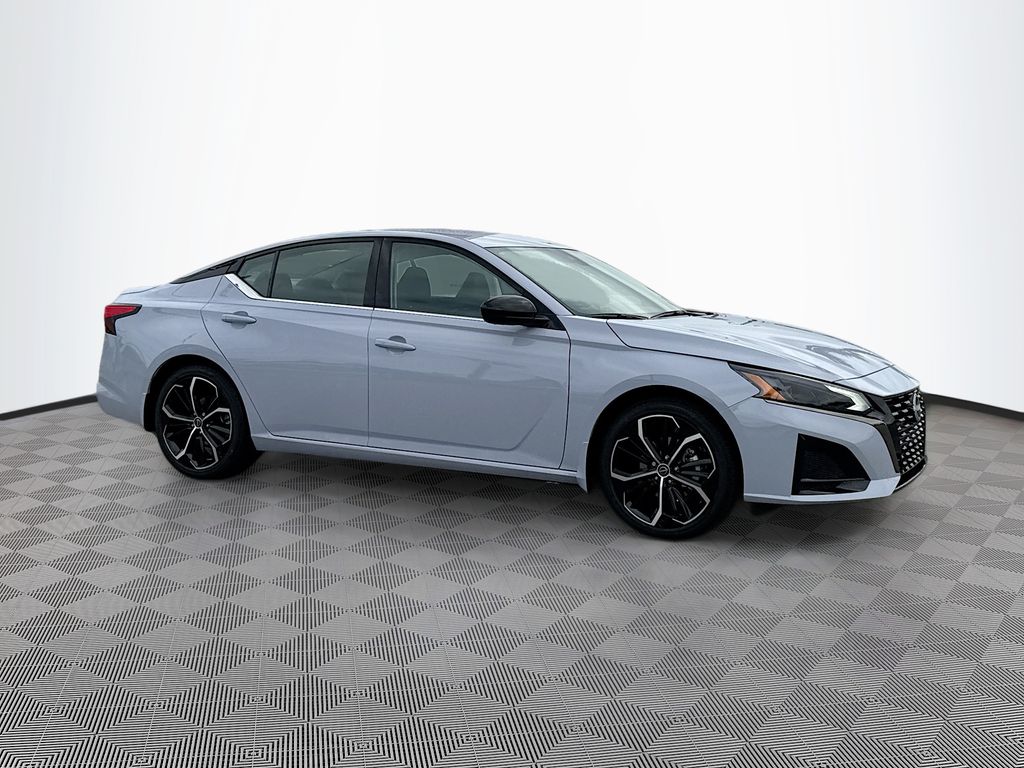 2025 Nissan Altima SR photo 2