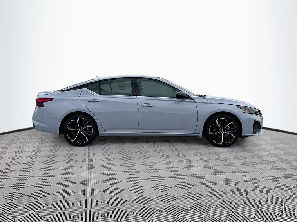 2025 Nissan Altima SR photo 3
