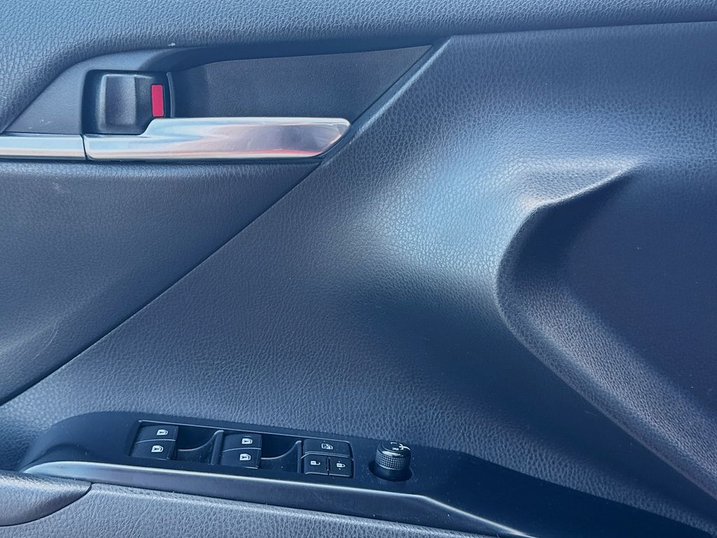 2020 Toyota Camry SE photo 3