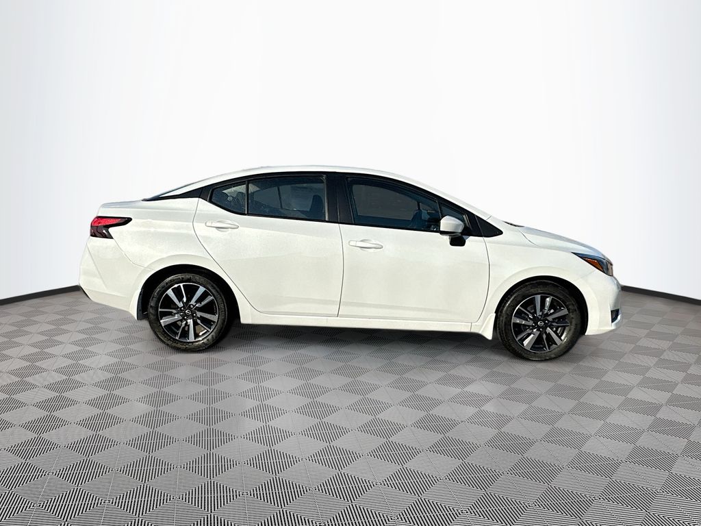 2025 Nissan Versa 1.6 SV photo 3