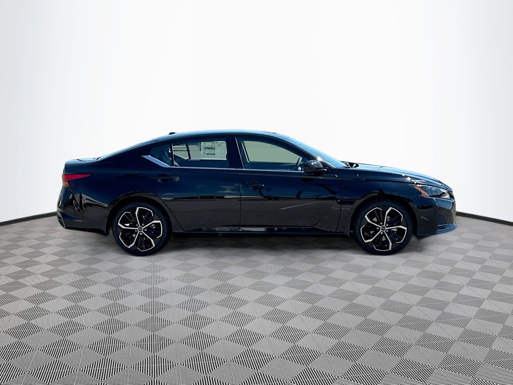 2025 Nissan Altima SR photo 4