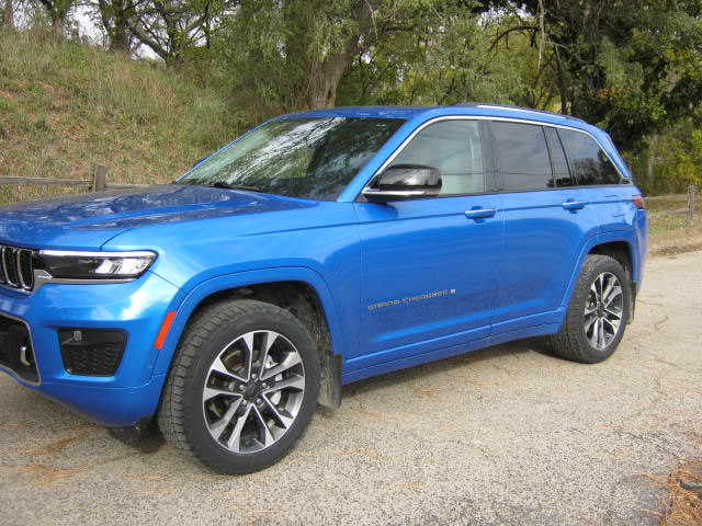 2023 Jeep Grand Cherokee Overland's photo