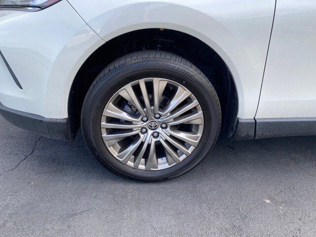 2022 Toyota Venza XLE photo 2