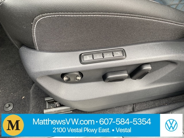 2025 Volkswagen Atlas Cross Sport SEL Premium R-Line photo 3