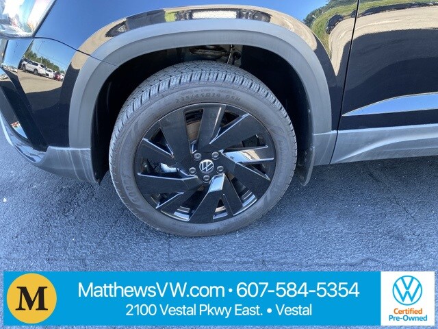 2024 Volkswagen Taos SE photo 2