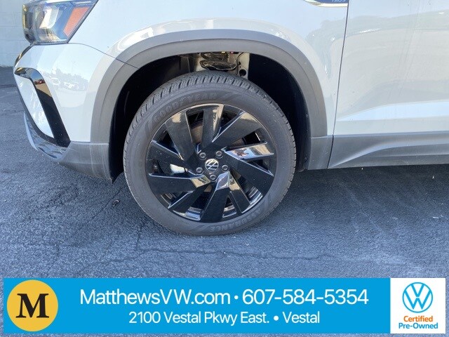 2024 Volkswagen Taos SE photo 2