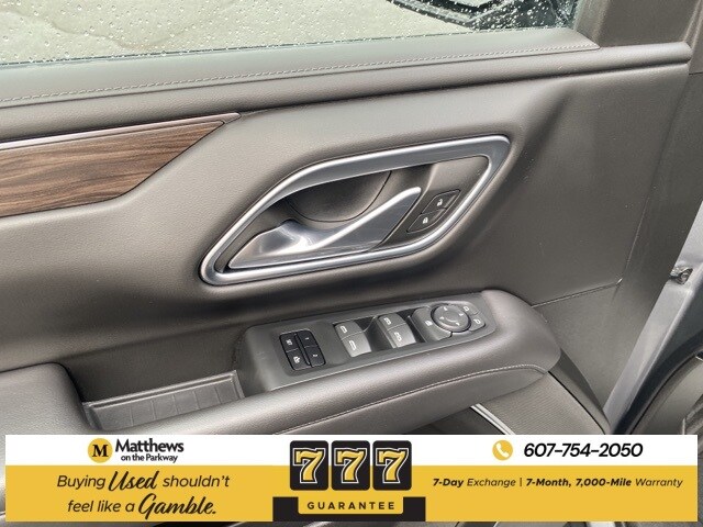 2022 Chevrolet Suburban LT photo 2