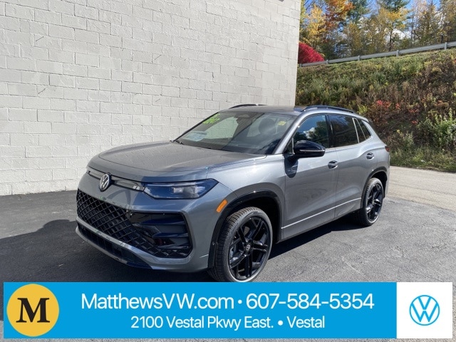 2025 Volkswagen Tiguan SE R-LINE BLACK's photo