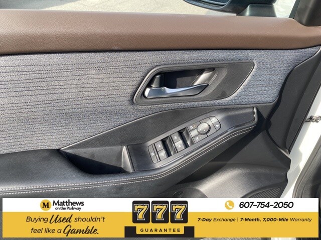 2023 Nissan Rogue SV photo 3