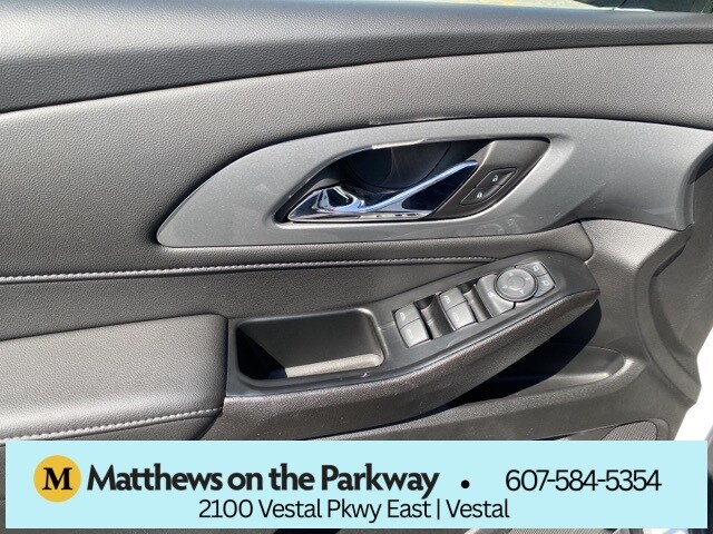 2022 Chevrolet Traverse Cloth 1LT photo 2
