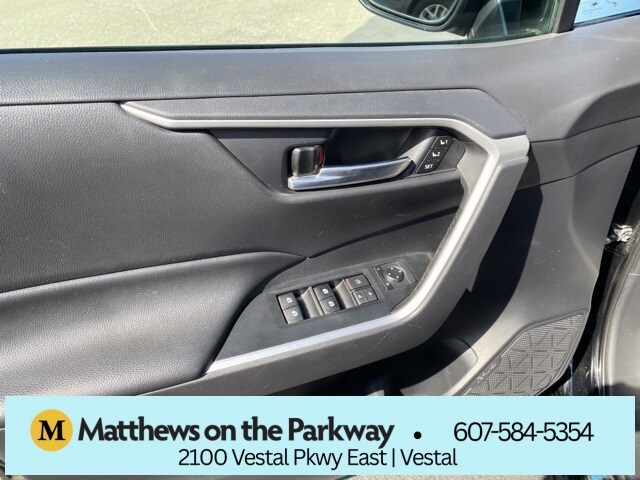 2019 Toyota RAV4 XLE Premium photo 3