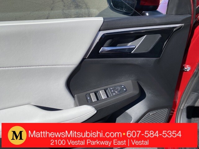 2025 Mitsubishi Outlander SE photo 3
