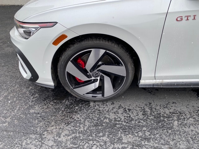 2025 Volkswagen Golf GTI S photo 2