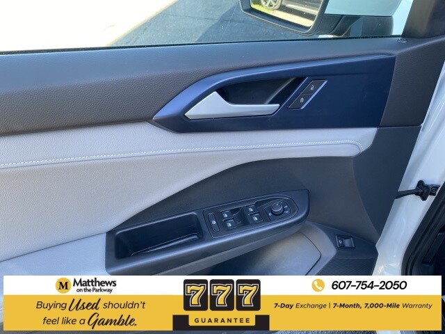 2024 Volkswagen Taos SE photo 3