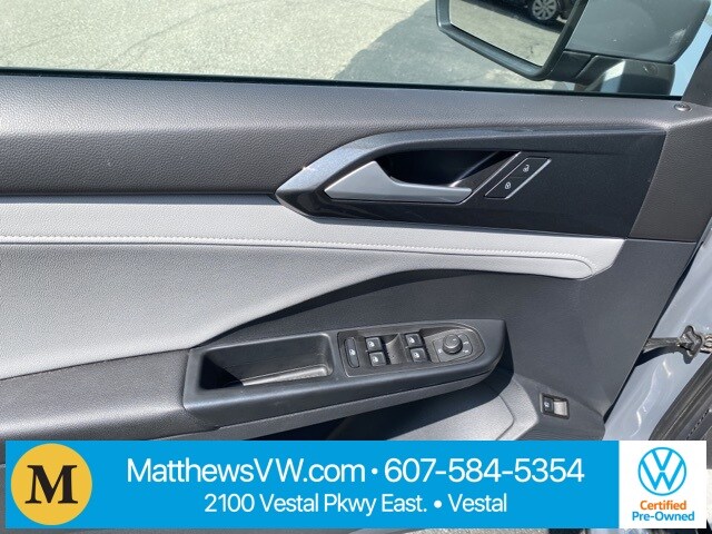 2023 Volkswagen Taos SEL photo 3