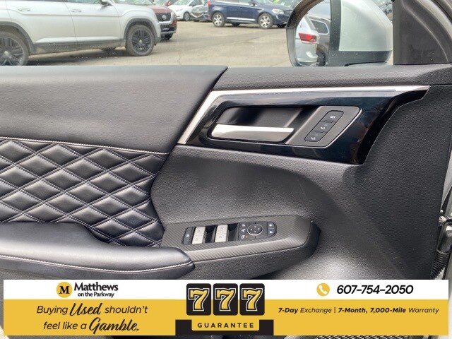 2022 Mitsubishi Outlander SEL photo 2